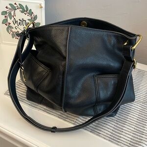 Leather Fossil shoulder bag
Gold Hardware, adjustable strap